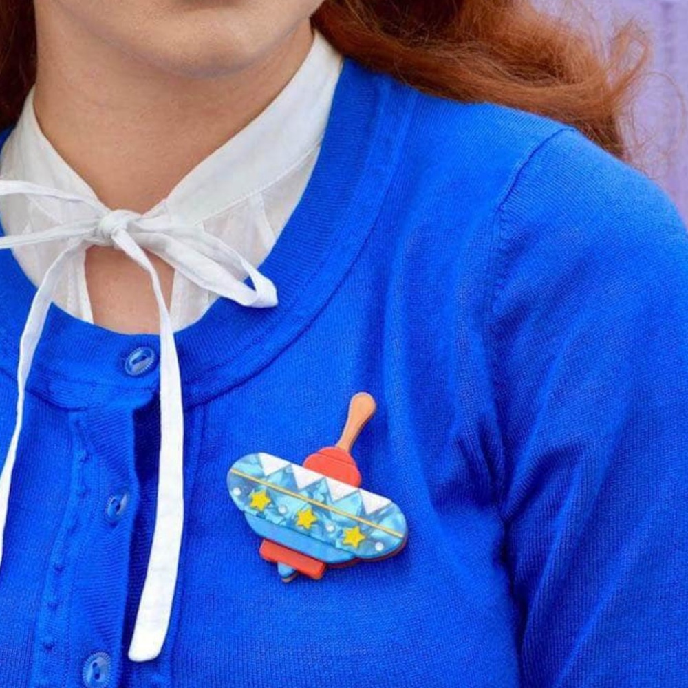 🧸  ERSTWILDER “SPINNING AROUND” BROOCH RETRO TOP